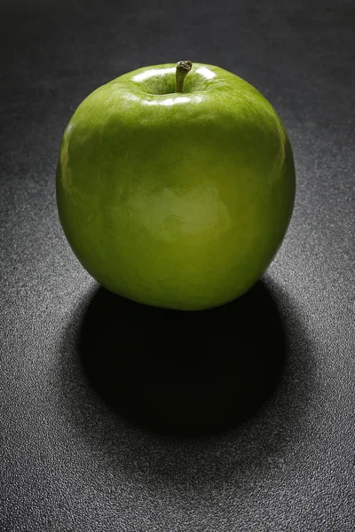 Close-up de maçã verde no fundo preto — Fotografia de Stock