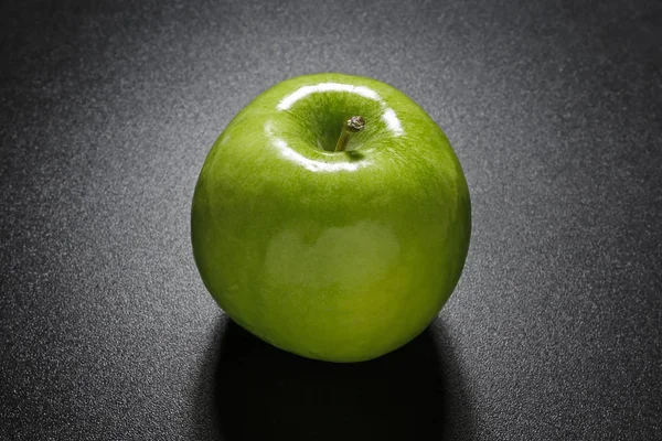 Close-up van groene appel op zwarte fonkelende achtergrond — Stockfoto