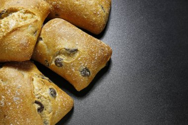 kopya alanı siyah zemin üzerine zeytin ciabattas