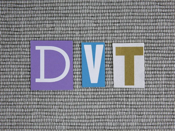 DVT (Deep Vein Thrombosis) acronimo su sfondo grigio — Foto Stock