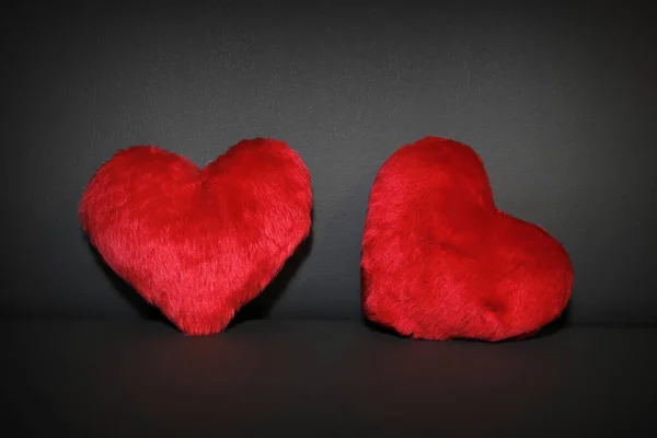Dos corazones rojos en cuero negro — Foto de Stock