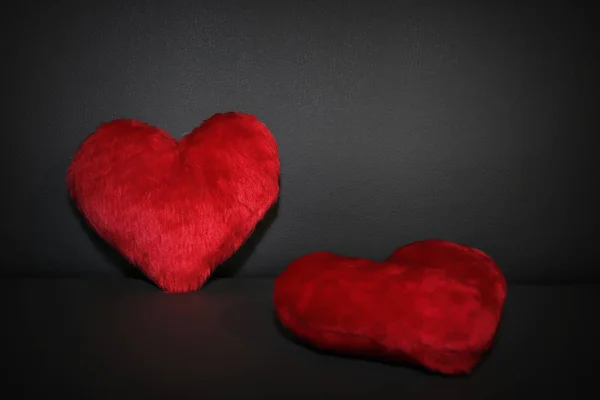 Dos corazones rojos sobre fondo negro — Foto de Stock
