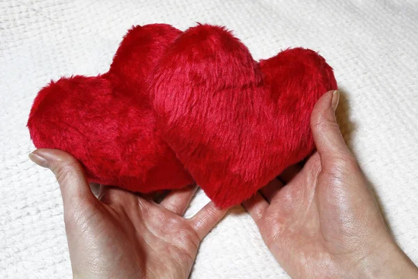 Dos corazones en manos femeninas — Foto de Stock