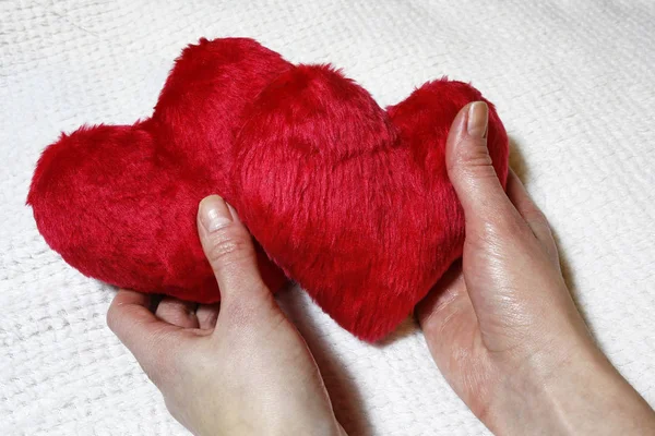 Dos corazones en manos femeninas — Foto de Stock