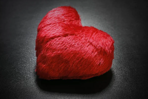 Corazón rojo esponjoso sobre fondo negro, concepto del día de San Valentín — Foto de Stock