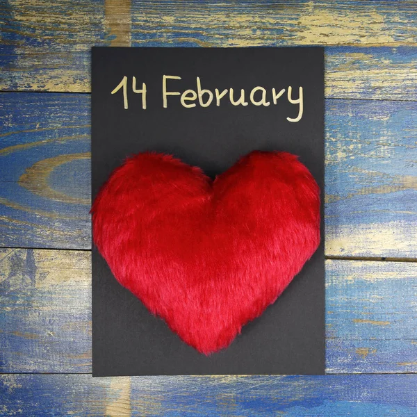 14 февраля - Открытка на День Святого Валентина с пушистым красным сердцем — стоковое фото