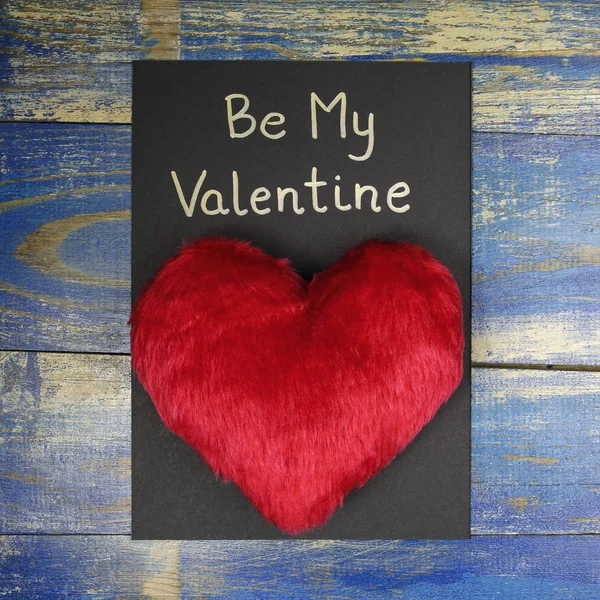 Будь моей Валентиной открыткой с красным сердцем на деревянном фоне — стоковое фото