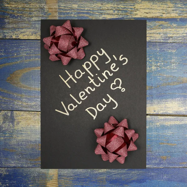 Boldog Valentin-napi üdvözlőkártya-a díszítő szalagok, fából készült háttér — Stock Fotó