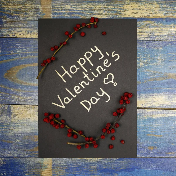 Boldog Valentin-napi üdvözlőkártya díszített vad Rózsa gyümölcsöt a fa háttér — Stock Fotó