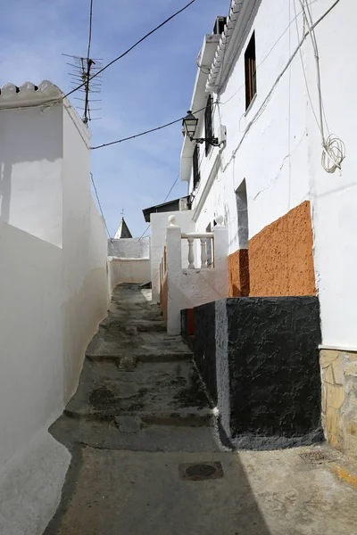 Típica calle estrecha española en Andalucía, Costa del Sol, España — Foto de Stock