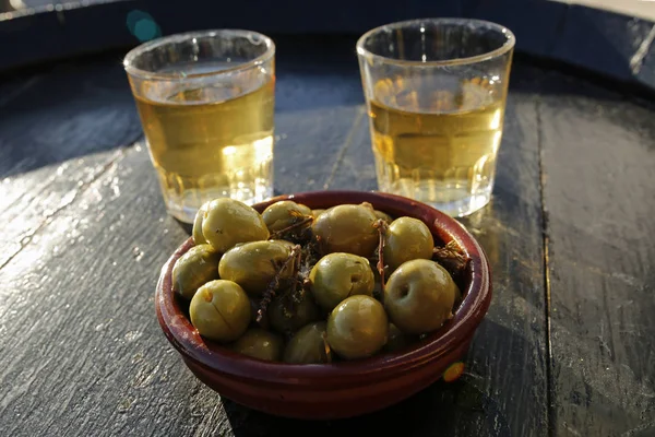 Två glas vitt vin och gröna oliver - typiska spanska tapas — Stockfoto
