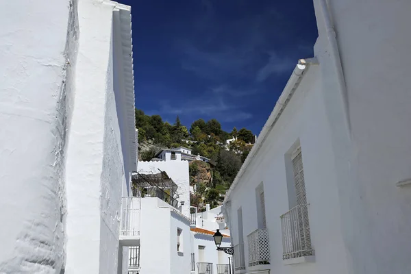Frigiliana- uno de los hermosos pueblos blancos españoles en Andalucía, Costa del Sol —  Fotos de Stock