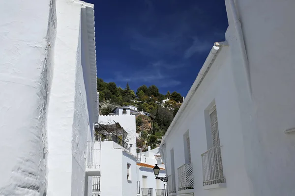 Frigiliana- um dos belos pueblos blancos espanhóis na Andaluzia, Costa del Sol — Fotografia de Stock