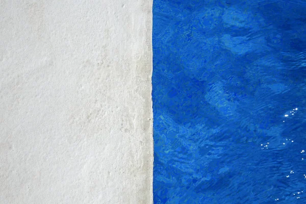 Άκρη του κολύμπι πισίνα, άσπρο και μπλε φόντο — Φωτογραφία Αρχείου