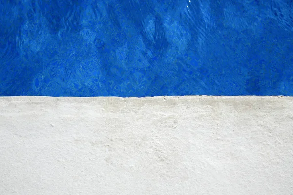 Borda da piscina, fundo azul e branco — Fotografia de Stock