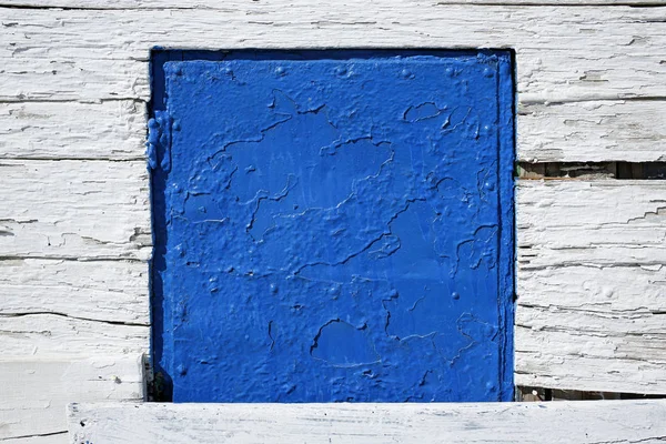 Parete bianca in legno e persiana blu — Foto Stock