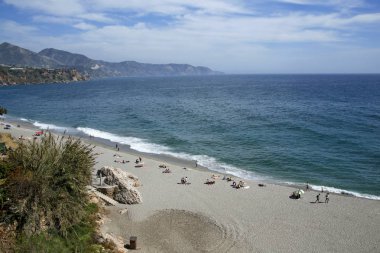 Nerja 'daki Carabeillo plajı, Costa del Sol, İspanya