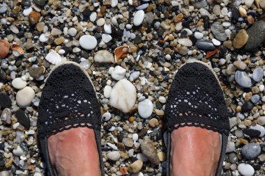 yaz tatil selfie bronzlaşmış kadın ayakları üzerinde kayalık plaj