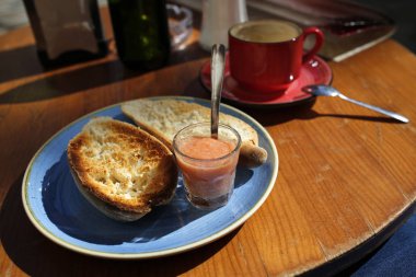 İspanyol kahvaltı-kahve ve tost domates ve zeytin yağı