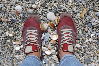 yaz tatil selfie-erkek kot kayalık plaj moda ayakkabı ile bacaklarda