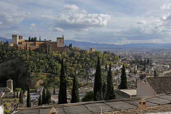 Panoramiczny widok z Granady z Alhambra z Mirador de San Nicolas, Andaluzja, Południowa Hiszpania — Zdjęcie stockowe