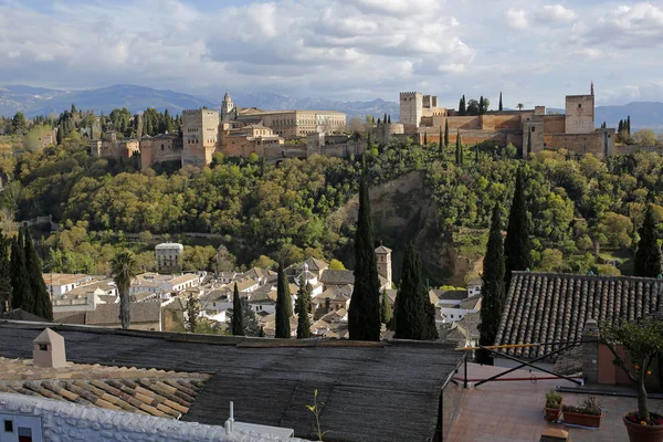 グラナダ、アンダルシア、スペインのアルハンブラ宮殿の全景 — ストック写真