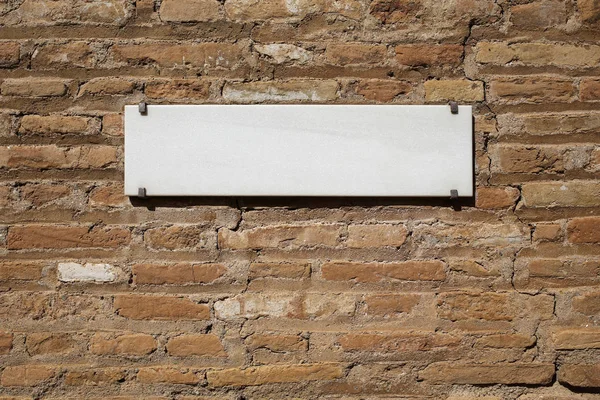 Plaque de marbre sur le mur de briques — Photo