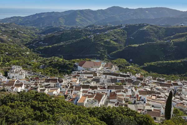 Paisaje rural- Frigiliana uno de los hermosos pueblos blancos españoles en Andalucía, Costa del Sol, España —  Fotos de Stock