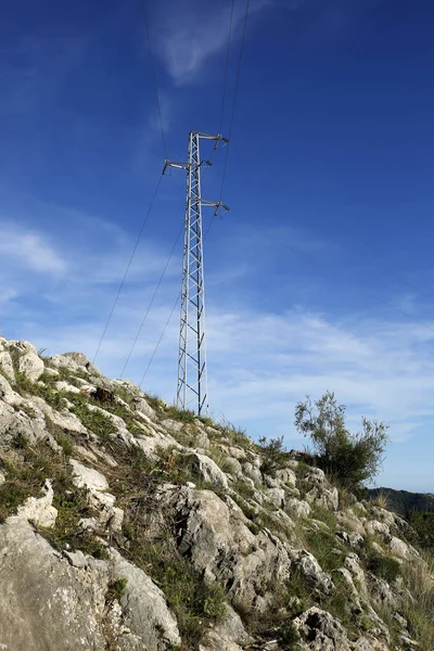 Poteau haute tension contre ciel bleu — Photo