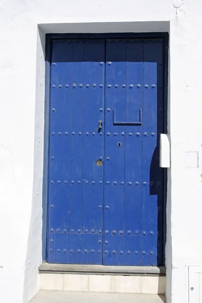 Старая голубая деревянная дверь — стоковое фото