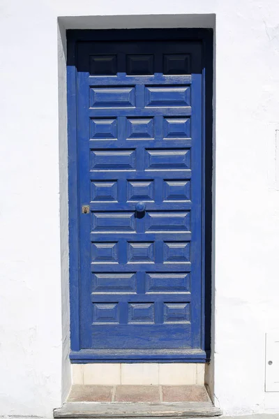 Παλιά μπλε ξύλινη πόρτα — Φωτογραφία Αρχείου
