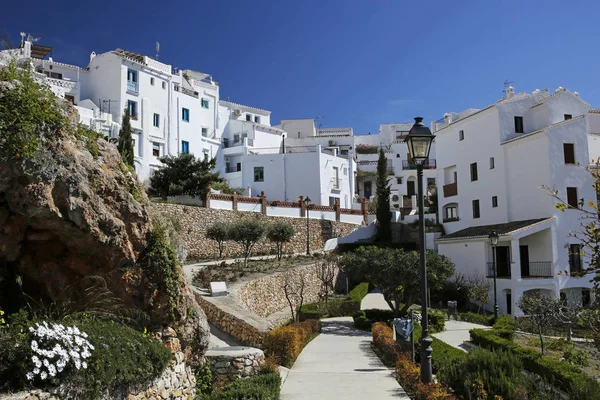 Frigiliana- uno de los hermosos pueblos blancos españoles en Andalucía, España —  Fotos de Stock