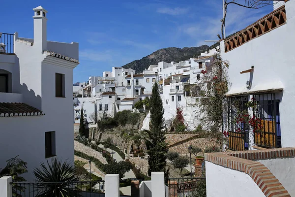 Frigiliana- uno de los hermosos pueblos blancos españoles en Andalucía, España — Foto de Stock