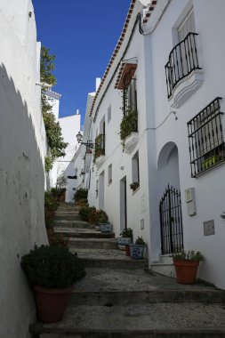 Frigiliana, Endülüs, İspanya çiçeklerle dekore edilmiş büyüleyici dar sokakta biri