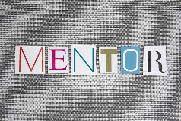 Palavra mentor no fundo cinza — Fotografia de Stock