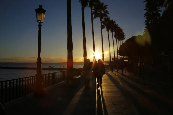 Renkli lens parlaması sırasında Günbatımı ile Sahil Bulvarı Marbella, İspanya — Stok fotoğraf