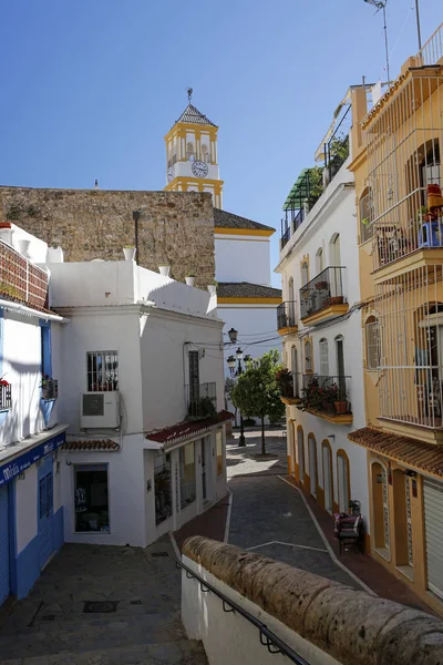 MARBELLA, COSTA DEL SOL, ESPANJA, helmikuu 28, 2017: yksi viehättävistä kapeista kaduista Marbellan vanhassa kaupungissa, Andalusiassa, Espanjassa — kuvapankkivalokuva