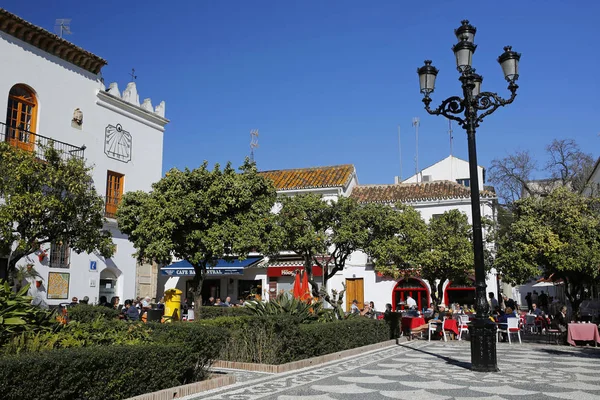 MARBELLA, COSTA DEL SOL, ESPAÑA, 28 DE FEBRERO DE 2017: Hermosa Plaza de los Naranjos con restaurantes en el casco antiguo de Marbella, Andalucía, España — Foto de Stock