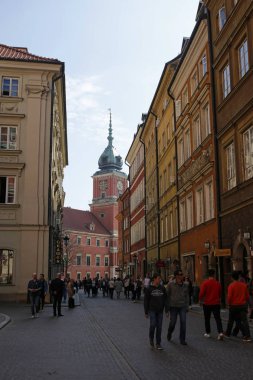 Varşova, Polonya, 31 Mart 2017: Swietojanska Caddesi ile eski şehir Varşova Kraliyet Şatosu