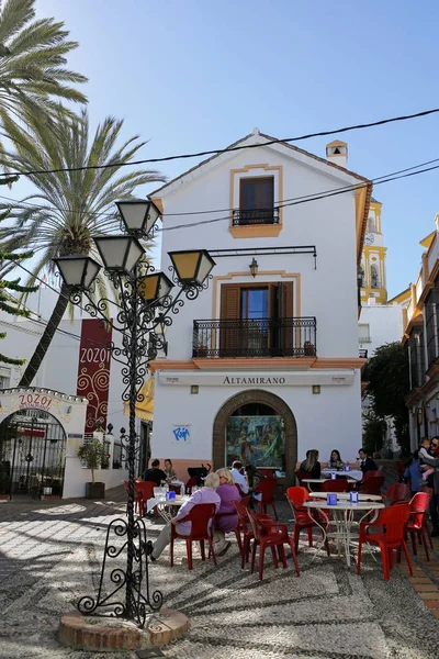 MARBELLA, COSTA DEL SOL, ESPAGNE, 28 FÉVRIER 2017 : personnes non identifiées assis dans le restaurant extérieur sur la Plaza Altamirano à Marbella, Andalousie, Espagne — Photo