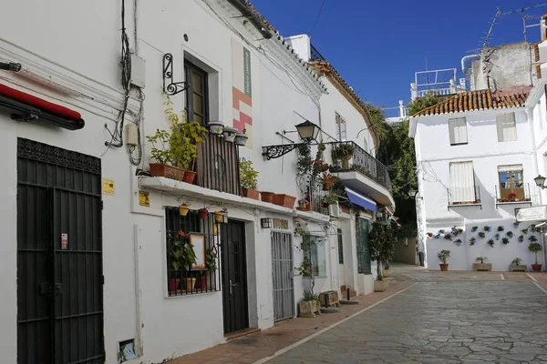 MARBELLA, COSTA DEL SOL, ESPANHA, FEVEREIRO 28, 2017: uma das ruas estreitas encantadoras na cidade velha de Marbella, Andaluzia, Espanha — Fotografia de Stock