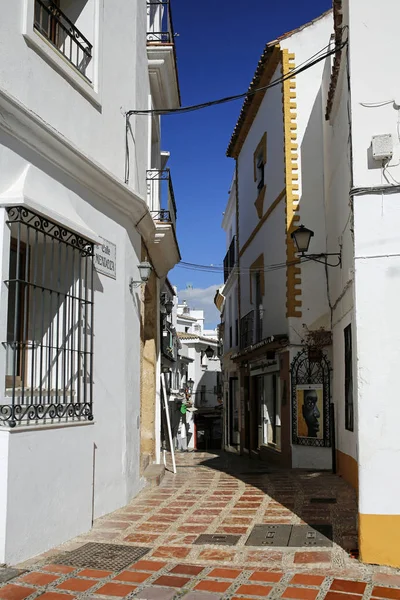 Marbella, Costa Del Sol, Španělsko, 28 února 2017: jeden z okouzlující úzkých uliček ve starém městě Marbella, Andalusie, Španělsko — Stock fotografie