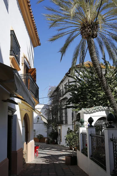 Una de las calles estrechas y encantadoras del casco antiguo de Marbella, Andalucía, España — Foto de Stock