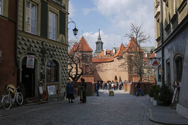 ADVERTÊNCIA, POLÓNIA, MARÇO 31, 2017: Nowomiejska Street and The Warsaw Barbican in the Old Town of Warsaw — Fotografia de Stock