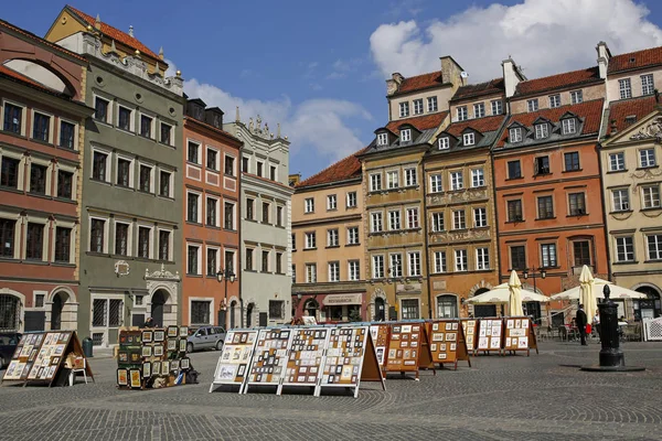 WARSAW, POLAND, MARCH 31, 2017: beautiful architecture of Old Town Market Place in the Warsaw Old Town — Stock Photo, Image