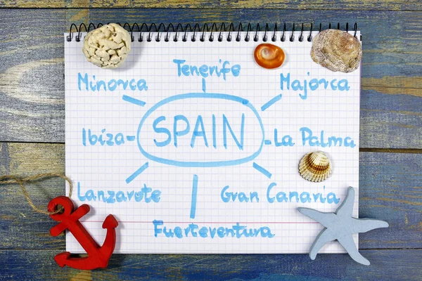 Islas españolas más populares para las vacaciones de verano. escrito en cuaderno con decoraciones temáticas del mar — Foto de Stock