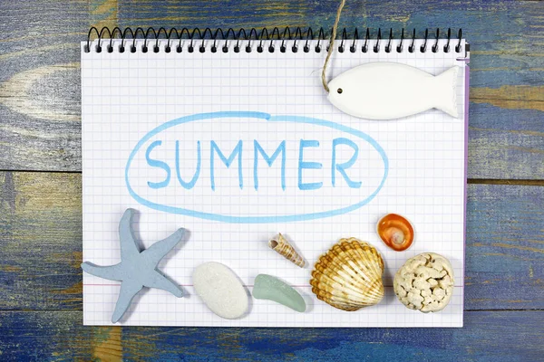 Sommerferienkonzept. geschrieben im Notizbuch mit Accessoires zum Thema Meer — Stockfoto