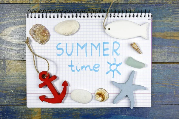 Concepto de hora de verano. escrito en cuaderno con accesorios temáticos de mar —  Fotos de Stock
