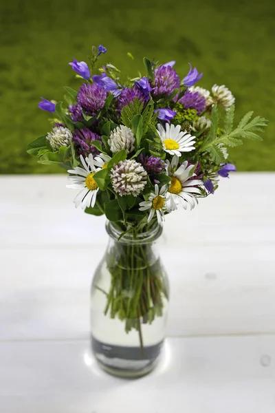 Bukiet kwiatów letnich w szklanym wazonie — Zdjęcie stockowe
