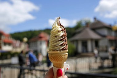 Dondurma koni arka planda bir kadın el ve Turizm tesisi tarafından düzenlenen
